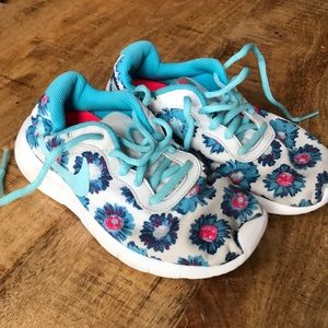 Girls Nike blue floral tennis shoes